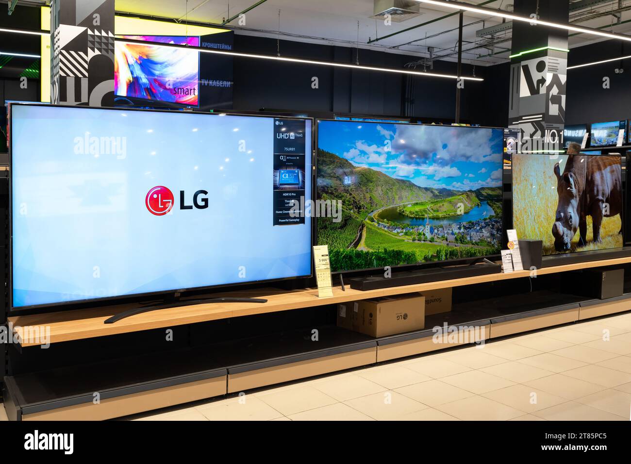LG TV à vendre dans un magasin d'électronique. Minsk, Biélorussie - 17 novembre 2023 Banque D'Images