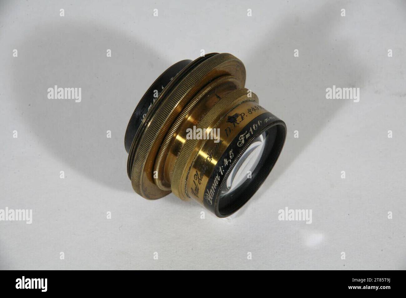 Carl Zeiss (Produzent in) Linse pour microphotographie Planar, série I A 5, n° 25 695, DRP 84 996, 92 313, f:/ 10 cm 1 : 4,5, avec des iris mélangés (division 2, 4, 6, 8, 12, 17, 23 mm). Verre, version laiton 1898 , 1898 Banque D'Images