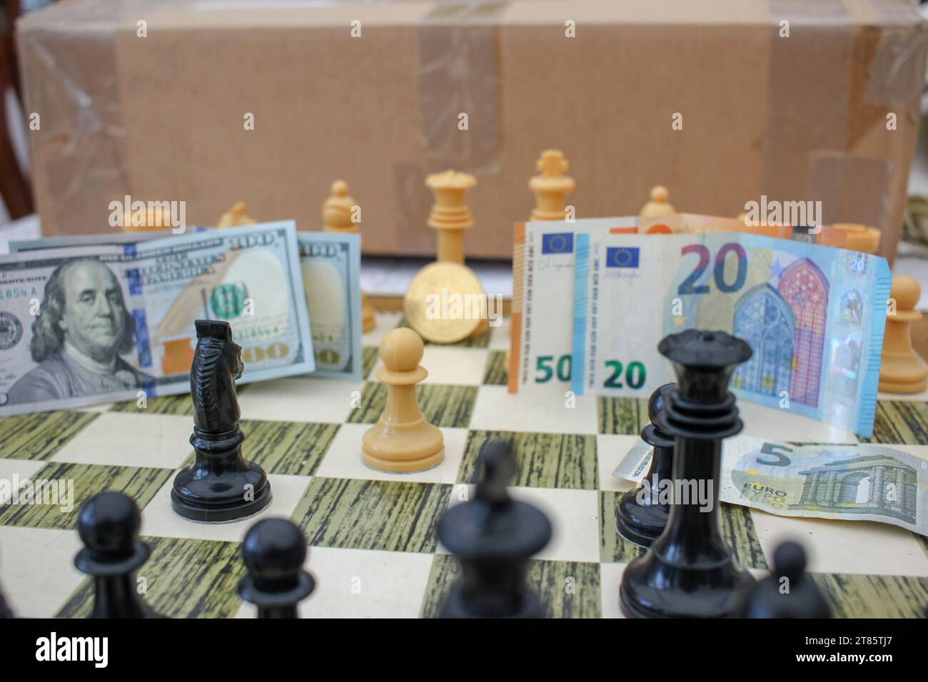 billets de dollar, billets d'euro et bitcoin sur l'échiquier parmi les pièces d'échecs Banque D'Images