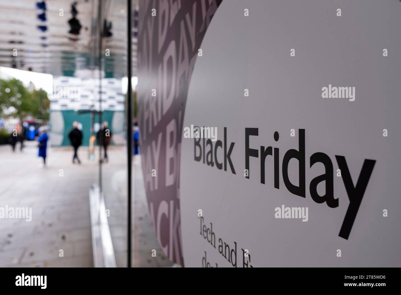 Signe pour les ventes du Black Friday chez John Lewis sur Oxford Street le 13 novembre 2023 à Londres, Royaume-Uni. Le Black Friday marque traditionnellement le début de la saison des achats de Noël aux États-Unis et fait maintenant partie de la vie britannique depuis plus de 10 ans. De nombreux magasins offrent des ventes fortement promues à des prix réduits, cependant, de nombreux médias disent que les prix du Black Friday ne sont pas nécessairement moins chers. Banque D'Images