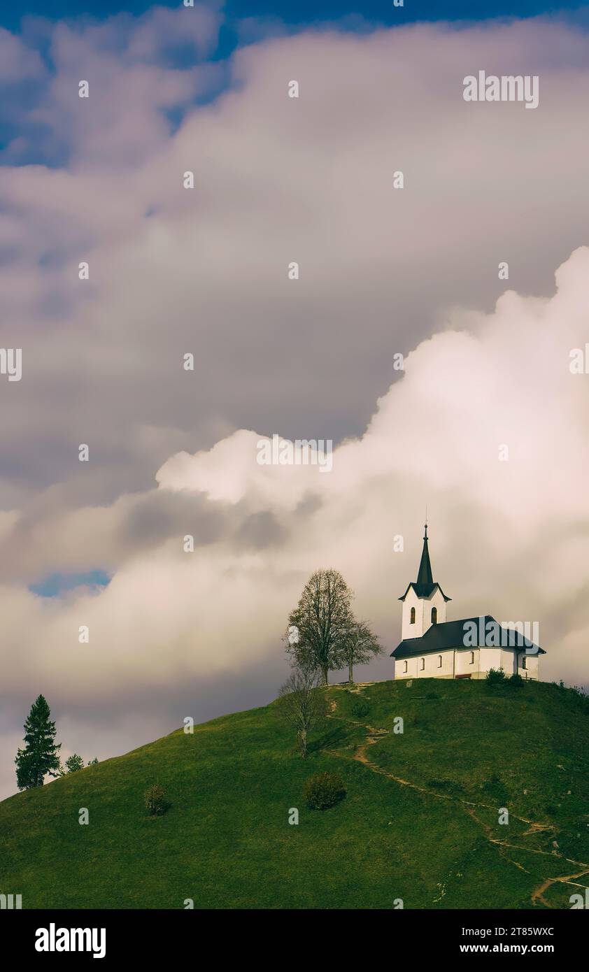 Paysage d'automne avec église, slovénie V Banque D'Images