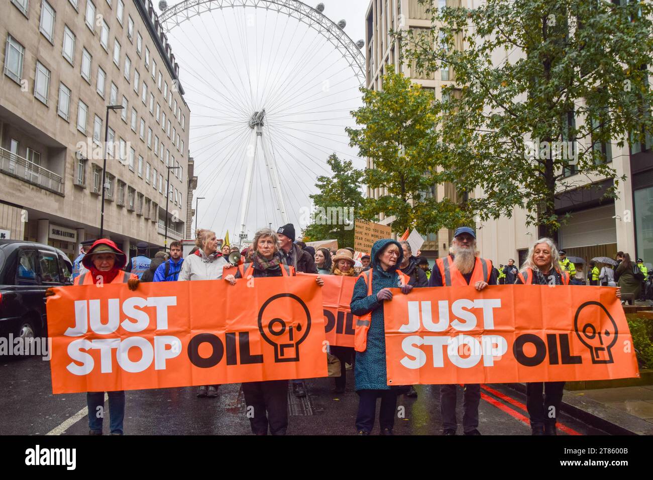 Londres, Angleterre, Royaume-Uni. 18 novembre 2023. Les militants de Just Stop Oil défilent près du London Eye alors qu'ils poursuivent leurs protestations contre les nouvelles licences de combustibles fossiles. (Image de crédit : © Vuk Valcic/ZUMA Press Wire) USAGE ÉDITORIAL SEULEMENT! Non destiné à UN USAGE commercial ! Banque D'Images
