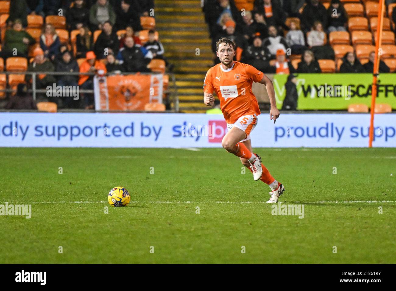 Bloomfield Road, Blackpool, Lancashire, Royaume-Uni. 18 novembre 2023. League One football, Blackpool contre Shrewsbury Town ; Matthew Pennington de Blackpool court avec le ballon crédit : action plus Sports/Alamy Live News Banque D'Images