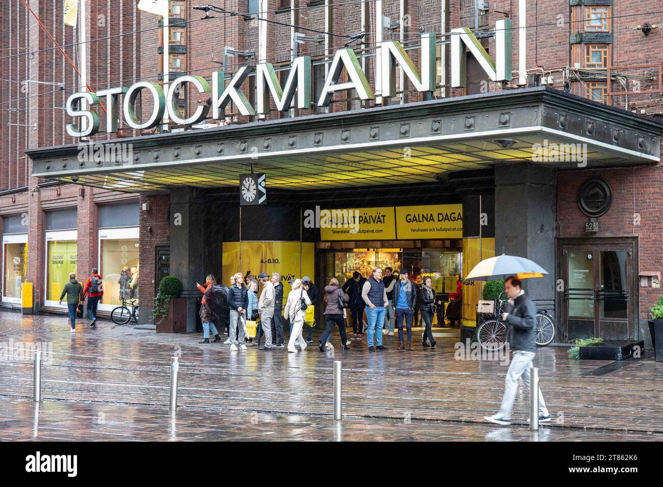 Des gens devant le grand magasin Stockmann un jour d'automne pluvieux à Helsinki, en Finlande Banque D'Images