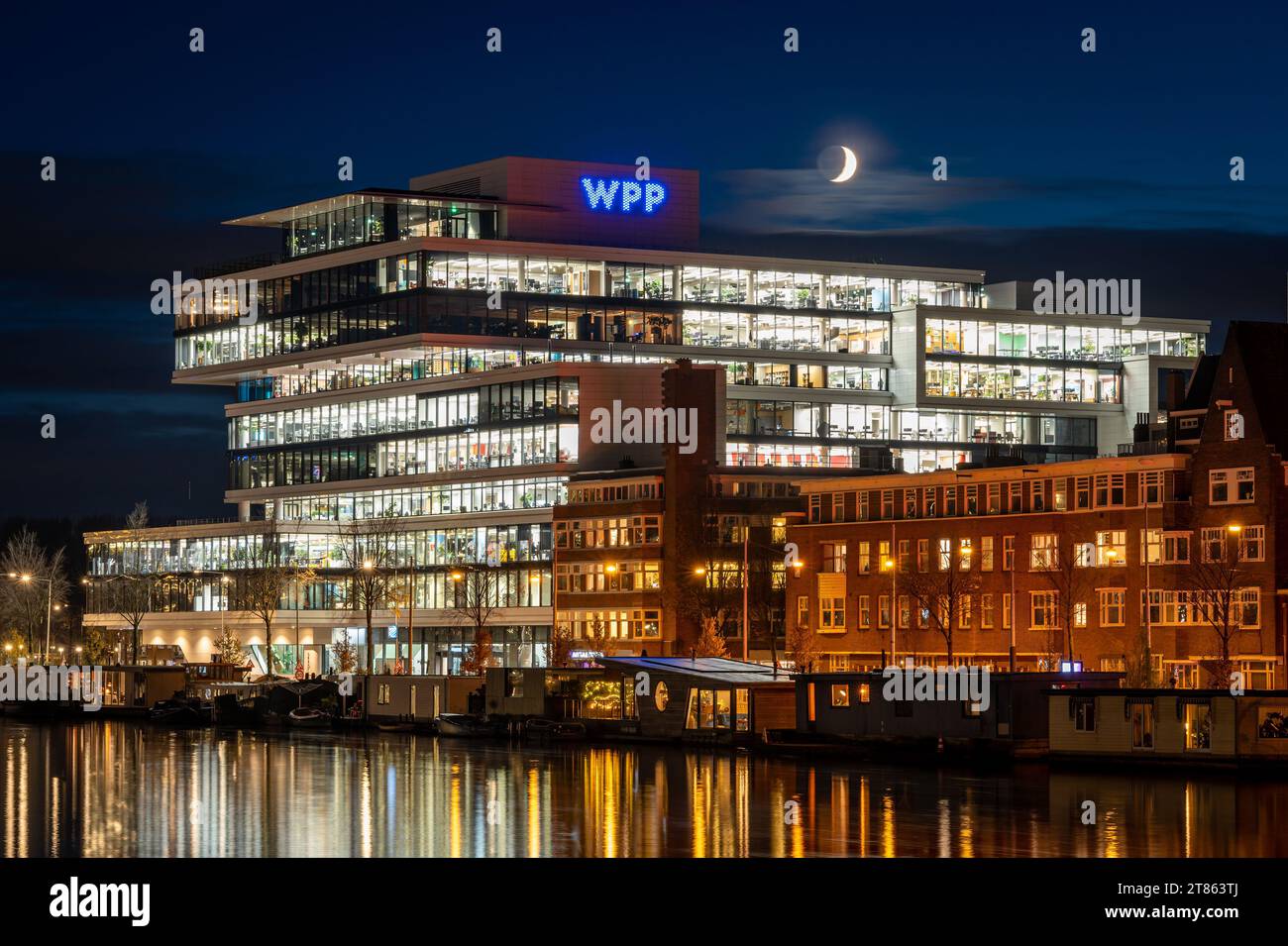 Amsterdam, pays-Bas, 17.11.2023, le bâtiment Amsteldok rénové, base du groupe multinational de services de publicité et de marketing WPP Banque D'Images
