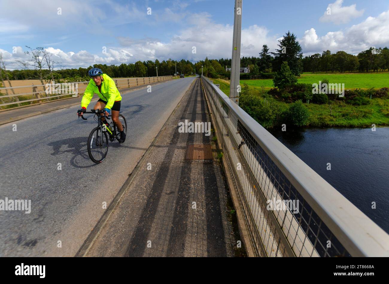 BOAT OF GARTEN, ÉCOSSE, Royaume-Uni - 24 août 2023 - Un cycliste pivote sur Boat of Garten dans les Highlands écossais d'Écosse, Royaume-Uni - photo : Geopix Banque D'Images