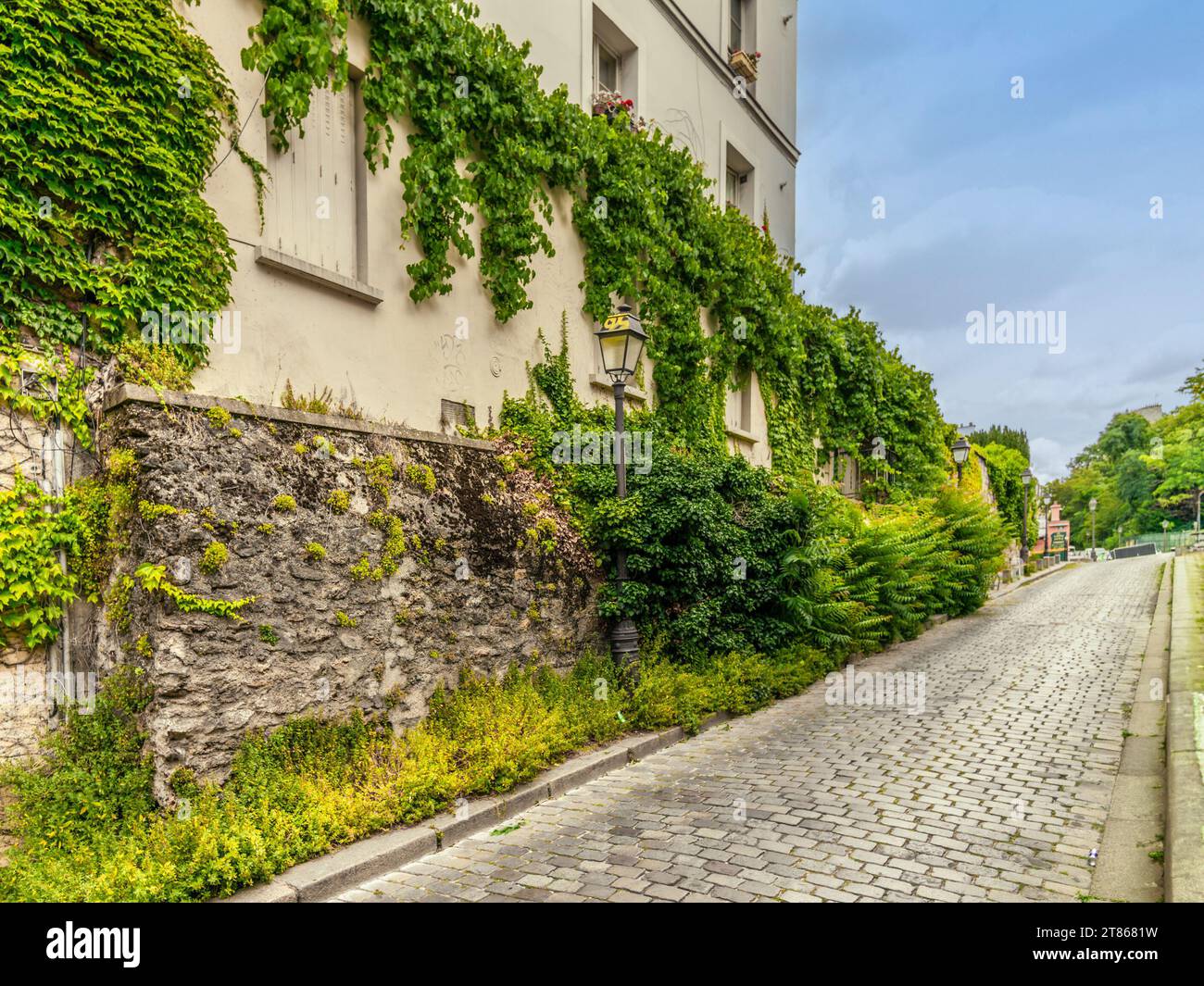 Une rue pavée en pierre qui monte à Montmartre à Paris Banque D'Images