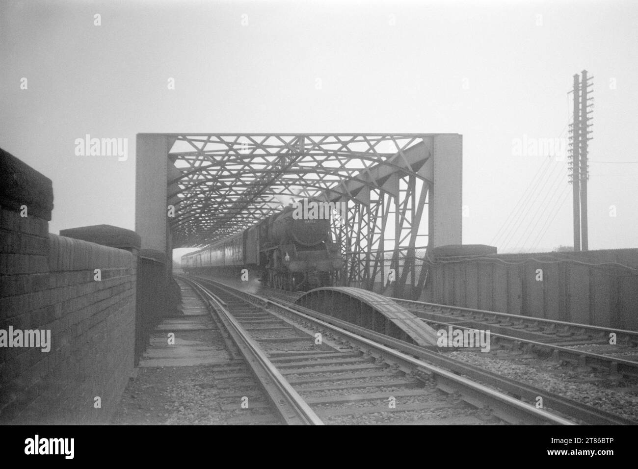 original british train locomotive à vapeur noir 5 sur le pont en cage à oiseaux grande ligne centrale rugby angleterre uk 1960s Banque D'Images