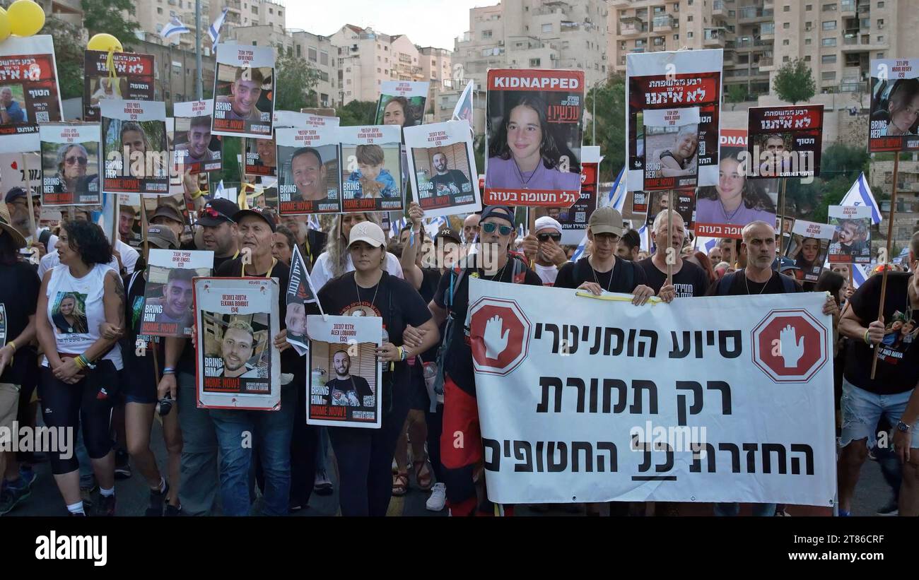 Les familles des otages arrachés par le groupe militant palestinien Hamas à Gaza détiennent des photos de ceux qui sont retenus en otage alors que des dizaines de milliers d’Israéliens entrent à Jérusalem pour exiger que le gouvernement travaille à libérer leurs proches de la captivité à Gaza le 18 novembre 2023 à Jérusalem, en Israël. Banque D'Images Les familles des otages arrachés par le groupe militant palestinien Hamas à Gaza détiennent des photos de ceux qui sont retenus en otage alors que des dizaines de milliers d’Israéliens entrent à Jérusalem pour exiger que le gouvernement travaille à libérer leurs proches de la captivité à Gaza le 18 novembre 2023 à Jérusalem, en Israël. Banque D'Images