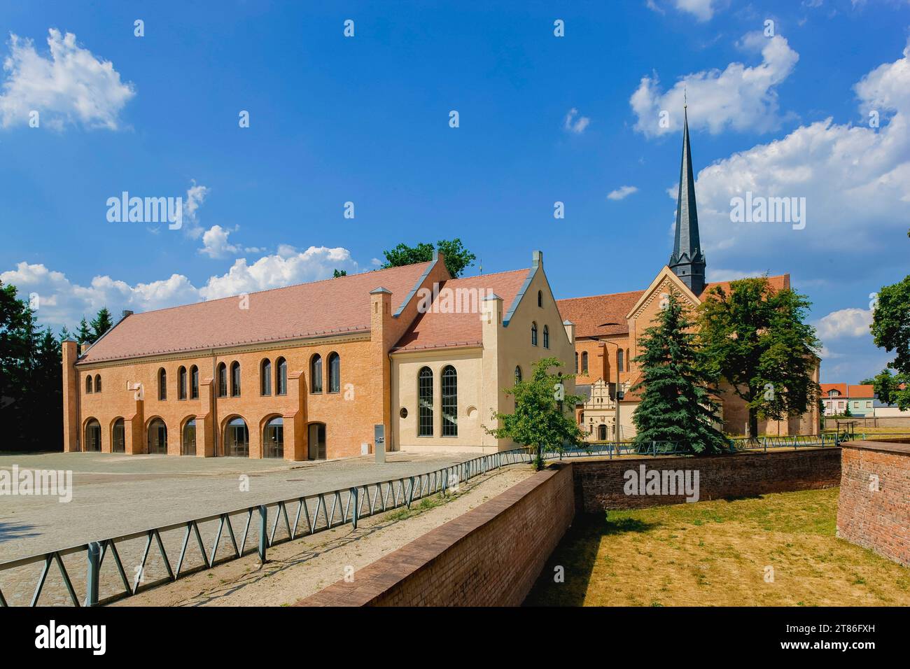 Kloster Doberlug Kirchhain Das Kloster Dobrilugk Dobraluca war eine Zisterzienserabtei in der Niederlausitz auf dem Gebiet des heutigen Doberlug-Kirchhain. Gegründet wurde das Kloster in Dobrilugk von einem Sohn des Markgrafen Konrad von Meißen, Dietrich von Landsberg, im Jahre 1165. Die Klosterkirche aus dem Anfang des 13. Jahrhunderts ist heute noch zu bewundern. Neben den Kirchen in Lehnin und Chorin zählt sie zu den imposianten und bedeutenden Backsteinbauten aus dieser Zeit. 1905/1906 wurden Restaurationen und Überformungen vorgenommen, wobei eine Mischung aus mittelalterlichen und barocke Banque D'Images