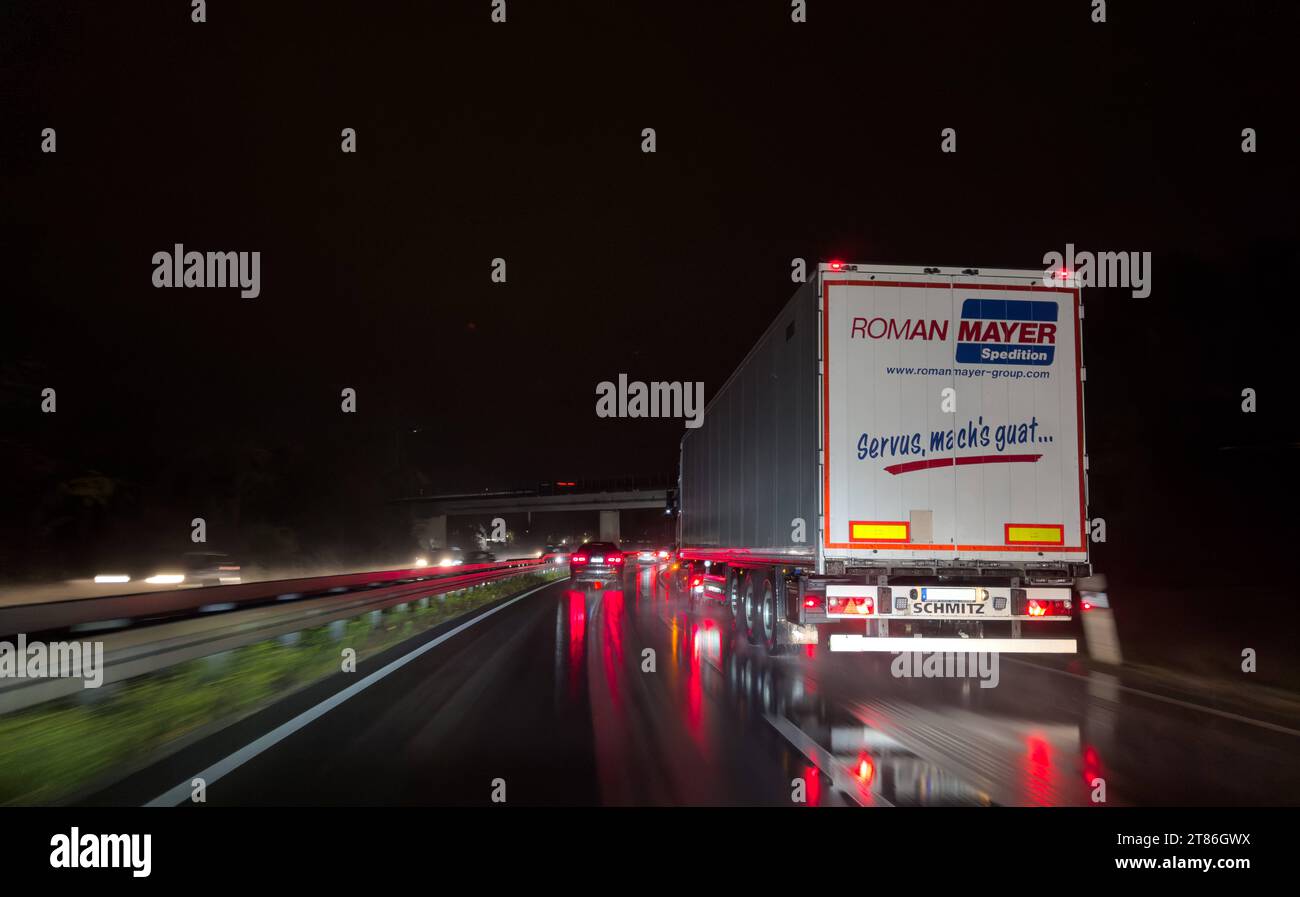 Augsbourg, Bavière, Allemagne - 14 novembre 2023 : circulation intense avec des voitures et des camions la nuit et sous la pluie sur la route fédérale B17 à Augsbourg *** Dichter Vekehr mit Auto und LKW BEI Nacht und Regen auf der Bundesstraße B17 à Augsbourg crédit : Imago/Alamy Live News Banque D'Images