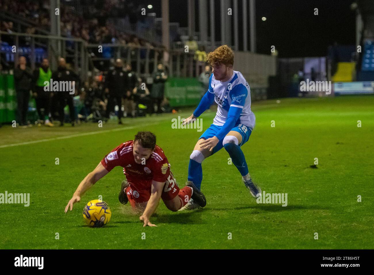 Nicholas Tsaroulla de Crawley tombe après un défi de Luca Stephenson de Barrow lors du match Sky Bet League 2 entre Barrow et Crawley Town à Holker Street, Barrow-in-Furness le samedi 18 novembre 2023. (Photo : Ian Allington | MI News) crédit : MI News & Sport / Alamy Live News Banque D'Images