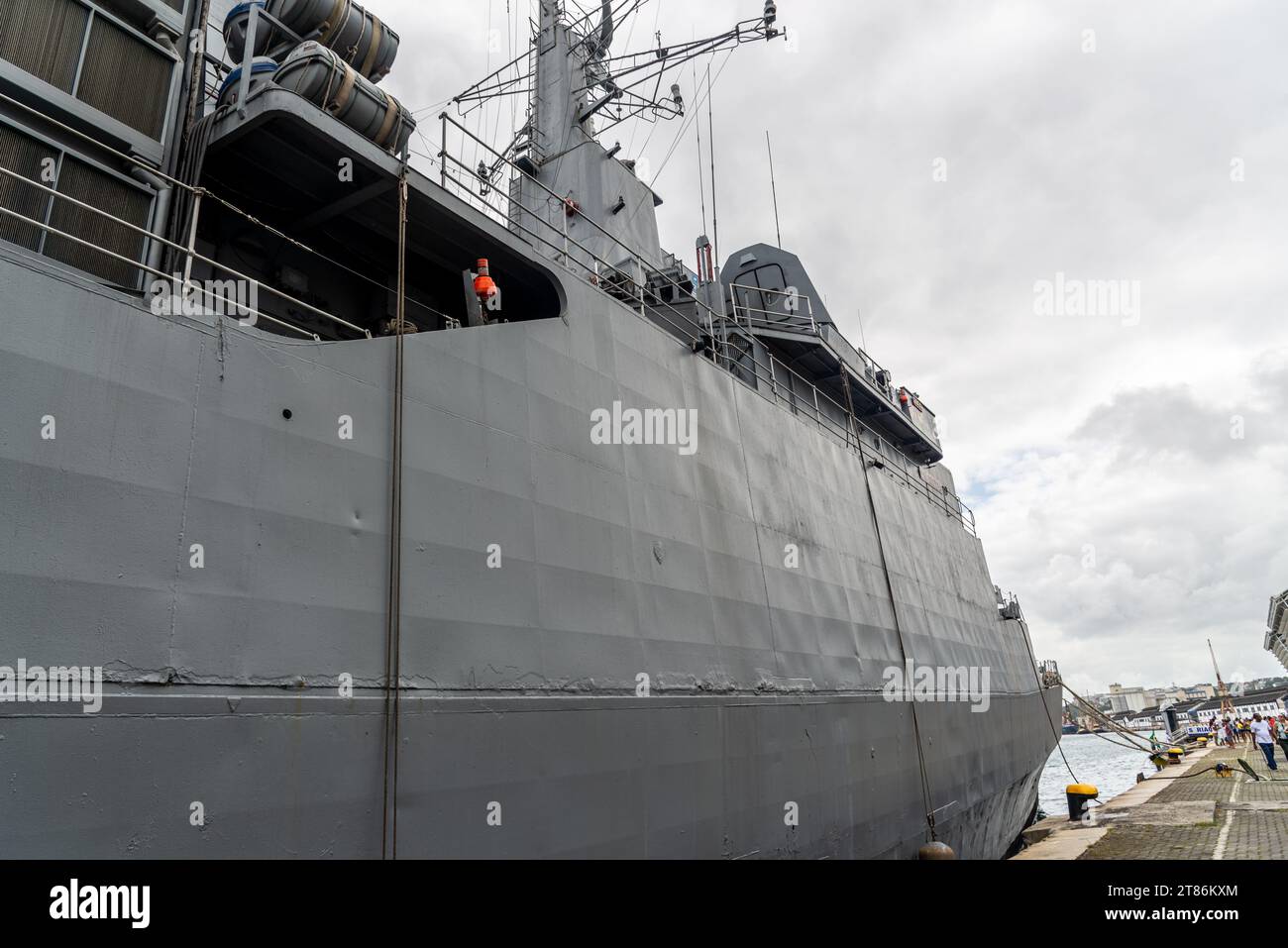 Salvador, Bahia, Brésil - 08 octobre 2023 : vue de dessous du navire de la marine brésilienne Fragata Constituicao F42, amarré au port de la ville de Banque D'Images