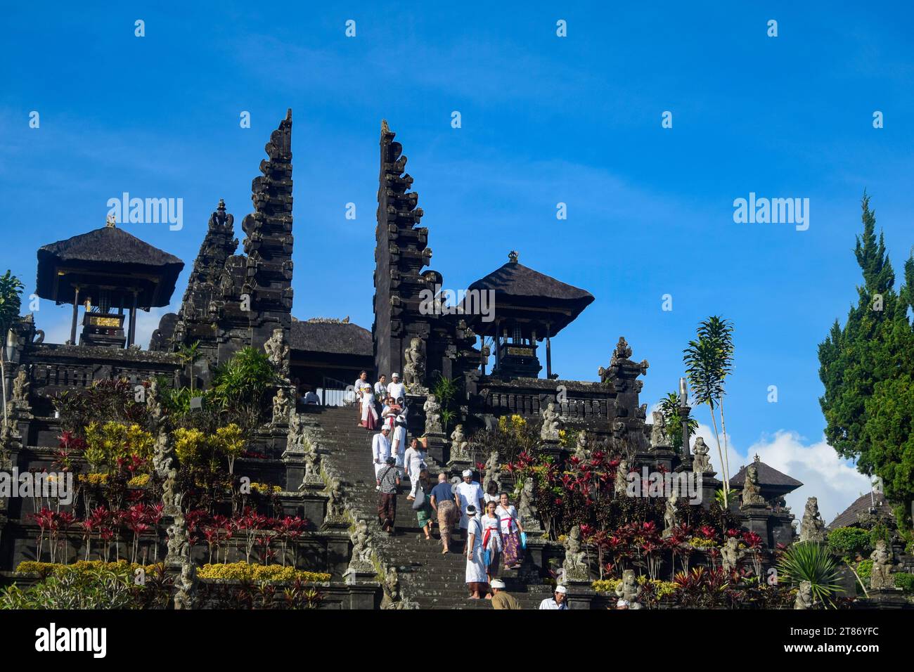 Pèlerins au temple Besakih à Bali Banque D'Images