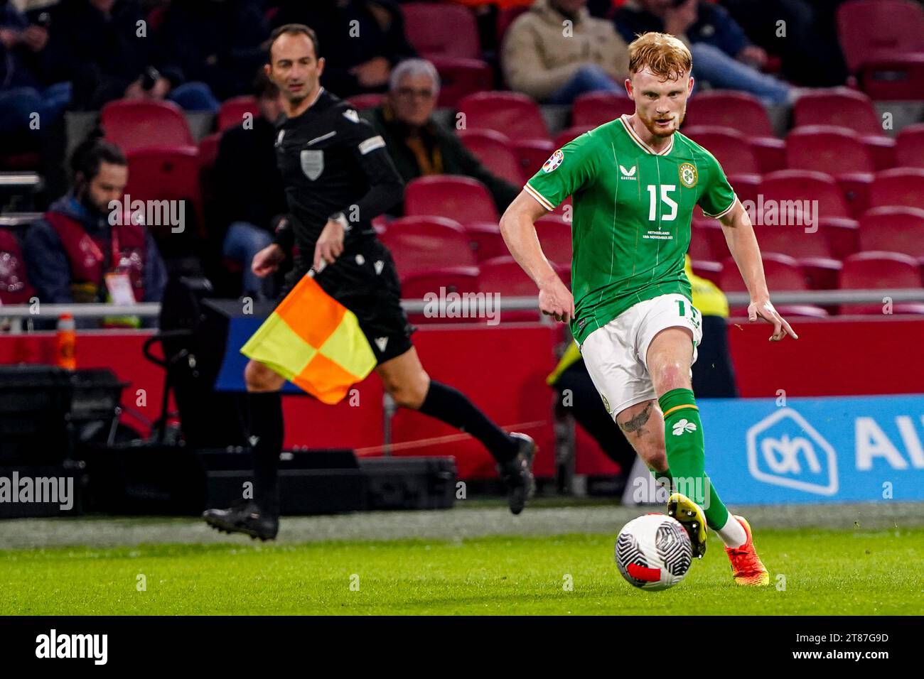 Amsterdam, pays-Bas. 18 novembre 2023. AMSTERDAM, PAYS-BAS - 18 NOVEMBRE : Liam Scales of Ireland court avec le ballon lors du match du groupe B de qualification de l'UEFA EURO 2024 entre les pays-Bas et la République d'Irlande au Johan Cruijff Arena le 18 novembre 2023 à Amsterdam, pays-Bas (photo d'Andre Weening/ Orange Pictures) crédit : orange pics BV/Alamy Live News Banque D'Images