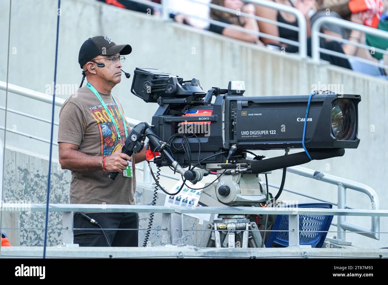 Orlando, Floride, États-Unis, 18 novembre 2023, TV Cameraman capture le Florida A&M vs Bethune-Cookman pendant les Florida Classics au Camping World Stadium. (Crédit photo : Marty Jean-Louis/Alamy Live News Banque D'Images