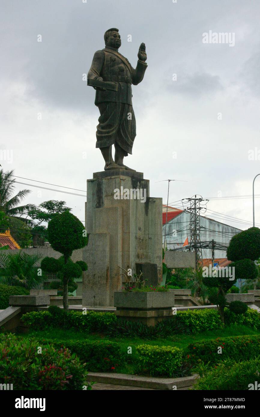 Statue du roi Sisavang Vong (1904-59) à Vientiane, Laos. Banque D'Images