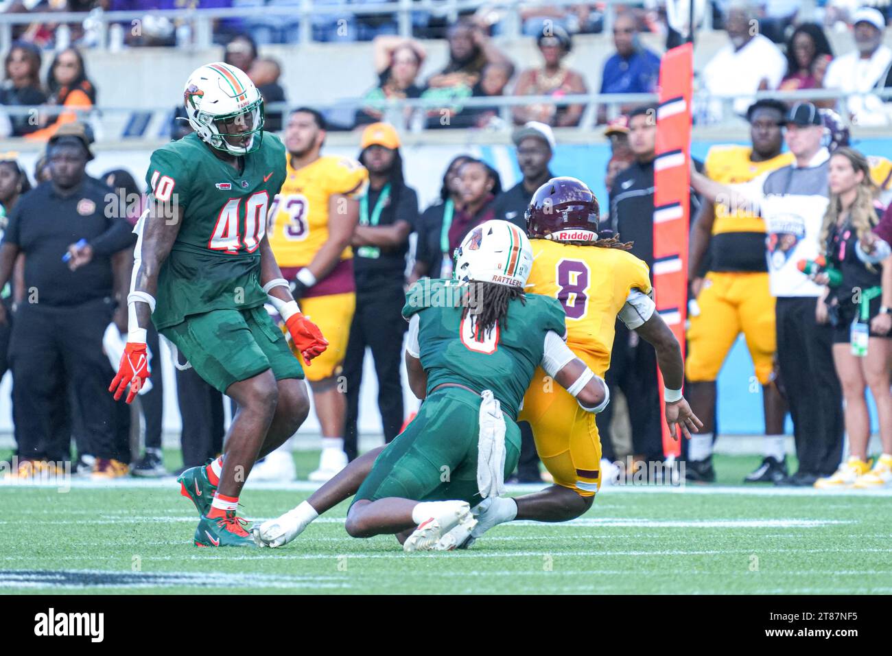 Orlando, Floride, États-Unis, 18 novembre 2023, Bethune-Cookman quarterback Walter Simmons III #8 est attaqué pendant les Florida Classics au Camping World Stadium. (Crédit photo : Marty Jean-Louis/Alamy Live News Banque D'Images