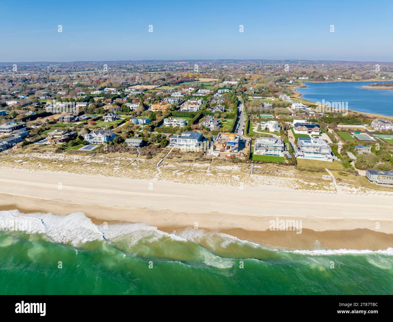 Vue aérienne des maisons au bord de l'eau est Sagaponack, ny Banque D'Images
