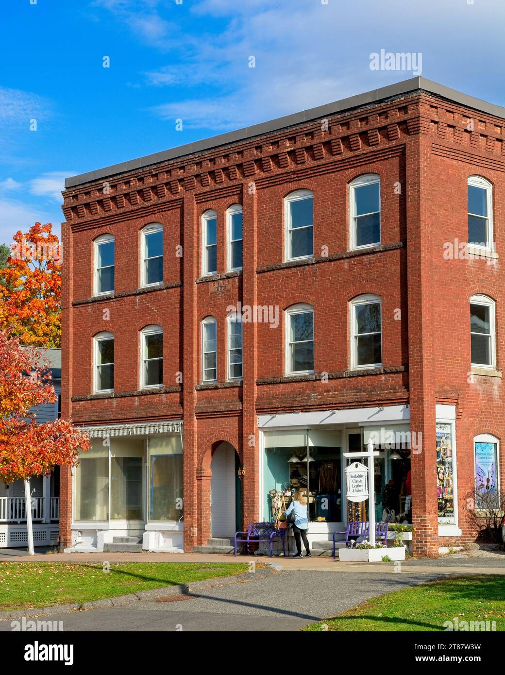 Brique de style italien 1903 R. William Mahanna Block, sur main Street, Lenox Massachusetts — octobre 2023 Banque D'Images