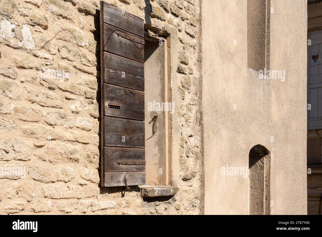 Vieilles maisons historiques en pierre brune et beige à Gordes, France avec des volets de fenêtre wodden Banque D'Images