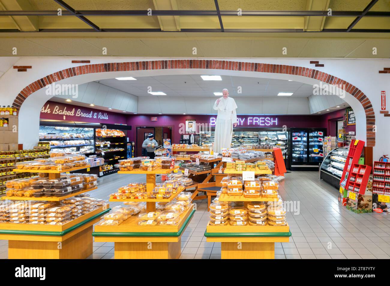 Utica, New York - 6 novembre 2023 : vue du paysage de la section pâtisserie du marché de la ville natale de Chanatry avec l'affiche pop du Vatican en premier plan. Banque D'Images