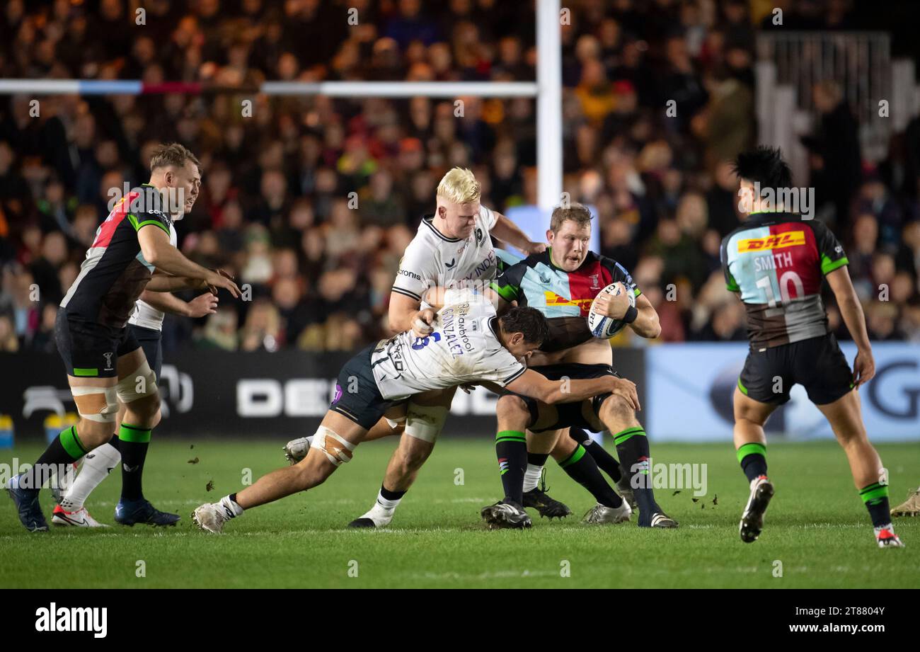 Juan Martin Gonzalez de Saracens affronte Joe Launchbury de Harlequins lors du match de rugby Gallagher Premiership entre Harlequins et Saracens au Stoop le 18 novembre 2023 à Londres, en Angleterre. Photo de Gary Mitchell/Alamy Live News Banque D'Images