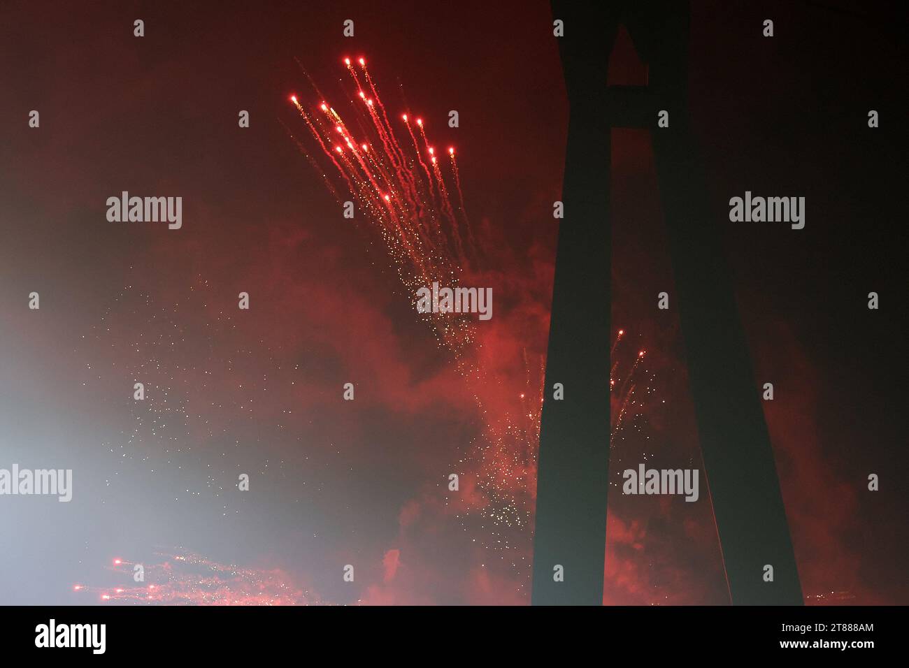 Newport, Royaume-Uni. 18 novembre 2023. Feux d'artifice à l'événement «compte à rebours de Noël 2023» dans le centre-ville de Newport sont vus derrière la passerelle de la ville de Newport surplombant Rodney Parade. United Rugby Championship, Dragons v Ospreys à Rodney Parade à Newport le samedi 18 novembre 2023. photo par Andrew Orchard/Andrew Orchard photographie sportive/Alamy Live News crédit : Andrew Orchard photographie sportive/Alamy Live News Banque D'Images