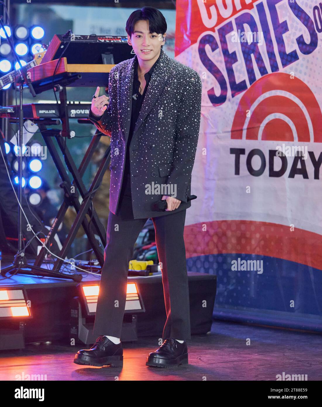 NEW YORK, NY, États-Unis - 08 NOVEMBRE 2023 : Jung Kook joue dans la série de concerts 'Today' de NBC au Rockefeller Plaza. Banque D'Images
