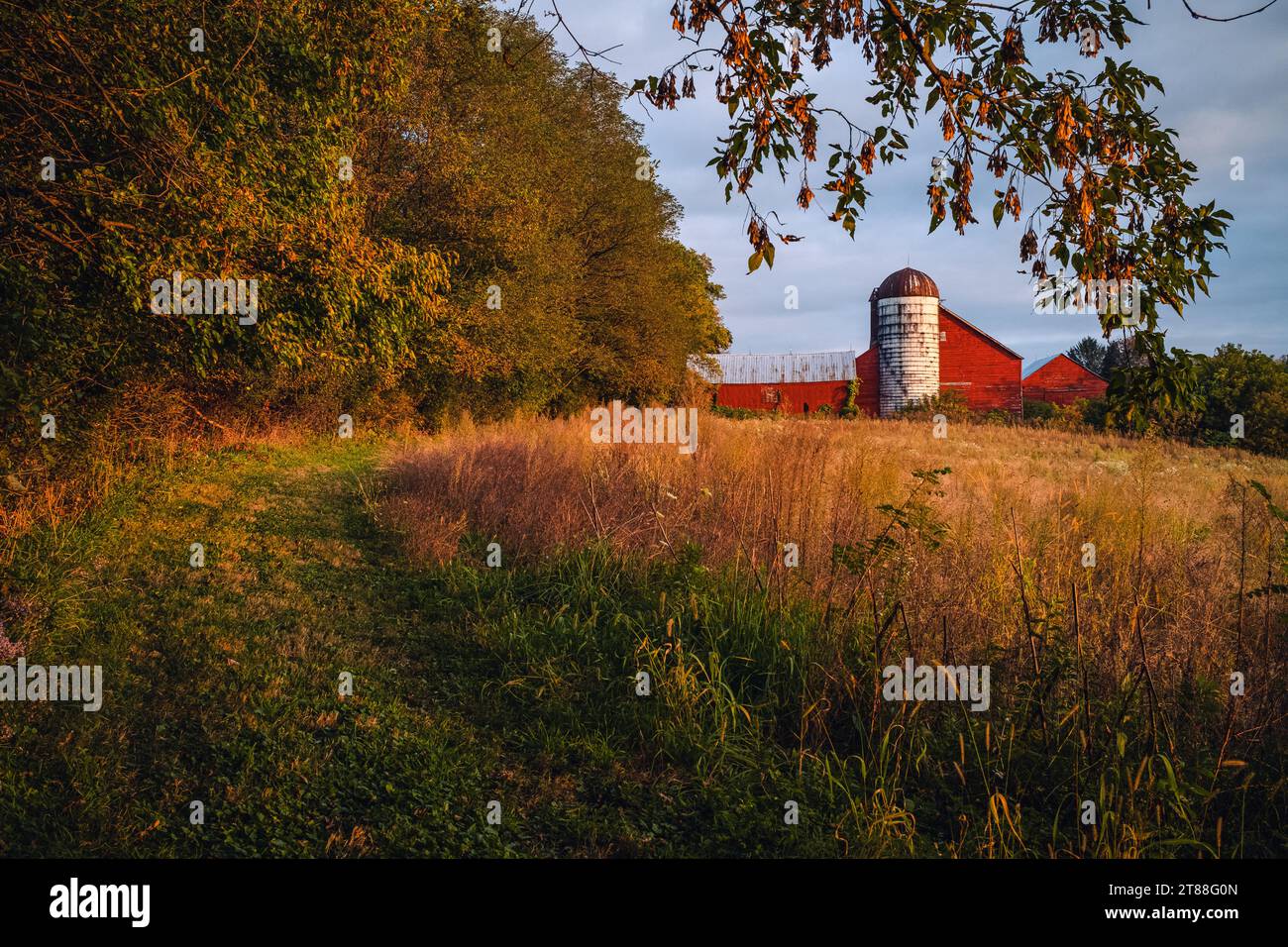 ferme rouge pittoresque Banque D'Images