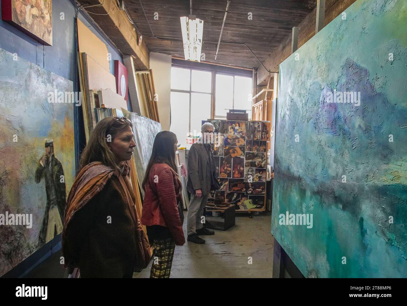 Vancouver, Canada. 18 novembre 2023. Les gens visitent un atelier d'artiste lors de l'événement annuel Eastside Culture Crawl à Vancouver, Colombie-Britannique, Canada, le 18 novembre 2023. Crédit : Liang Sen/Xinhua/Alamy Live News Banque D'Images