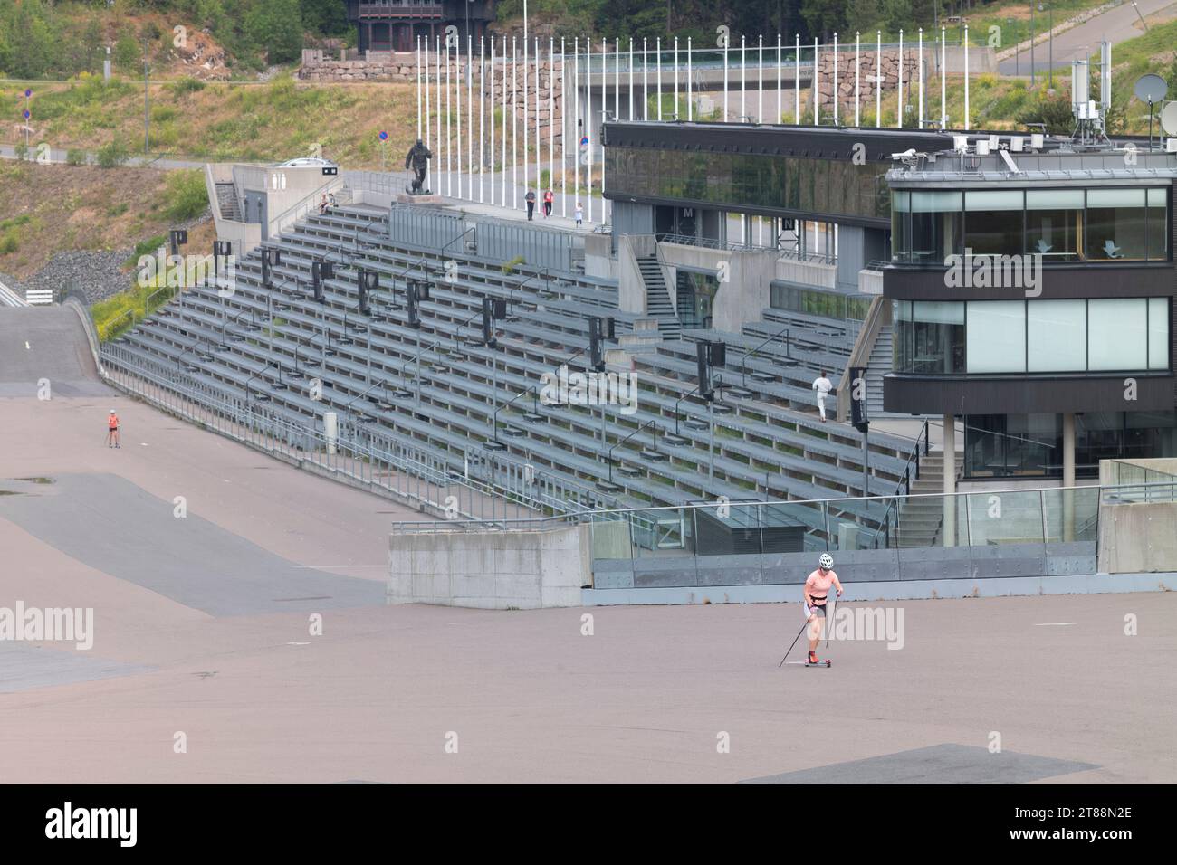 Holmenkollen, Norvège - 20 juin 2023 : le Musée Olympique du ski et de la Tour est une destination touristique où les visiteurs peuvent profiter d'une vue panoramique sur Oslo. Une femme Banque D'Images