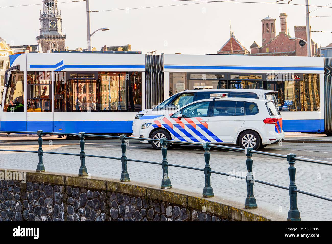 Incident malheureux : piéton ou cycliste impliqué dans un accident dans le centre d'Amsterdam Banque D'Images