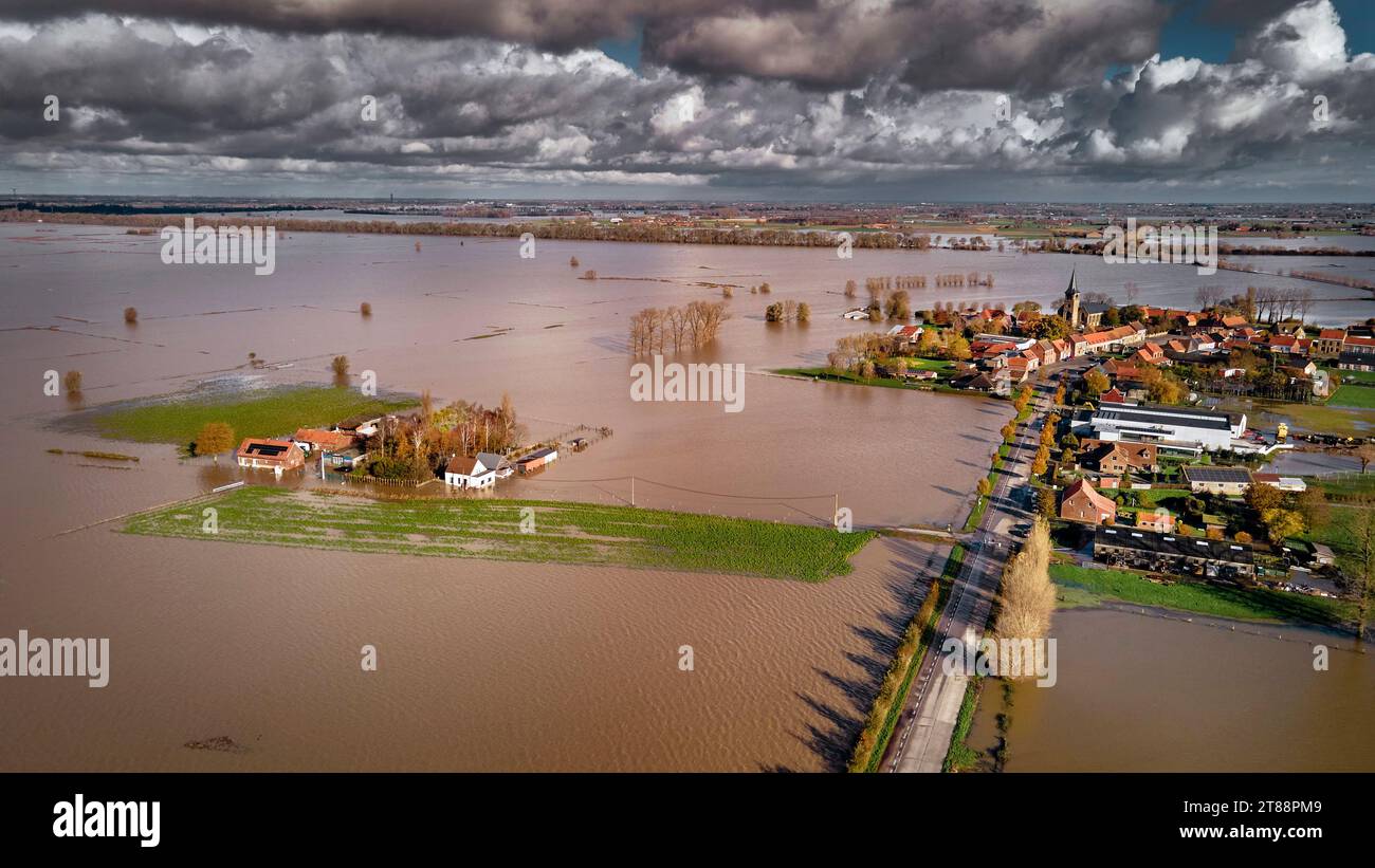 18 novembre 2023 - Noordscholte, Lo-Reninge, Belgique - de fortes pluies ont provoqué des inondations en Flandre Occidentale, la situation est stable mais de nouvelles pluies sont en cours et sont attendues lundi. Les niveaux d'eau devraient augmenter.les gens ont été évacués.le plan d'urgence est activé. (Image de crédit : © Norbert Voskens/ZUMA Press Wire) USAGE ÉDITORIAL SEULEMENT! Non destiné à UN USAGE commercial ! Banque D'Images