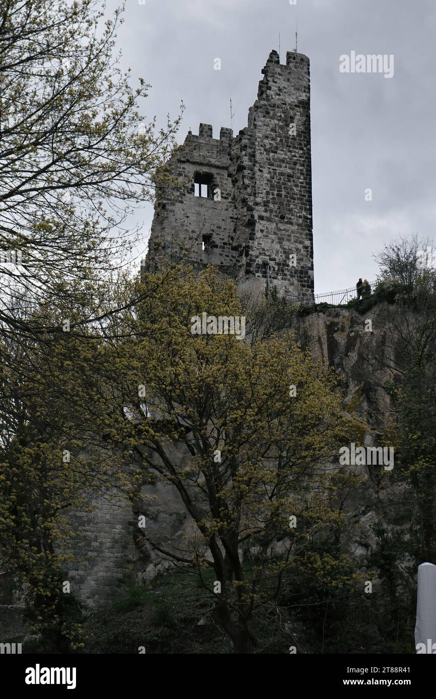 Konigswinter, Allemagne - 16 avril 2021 : ruines du château de Drachenfels sur une colline au-dessus de la ville de Konigswinter par un jour nuageux de printemps en Allemagne. Banque D'Images