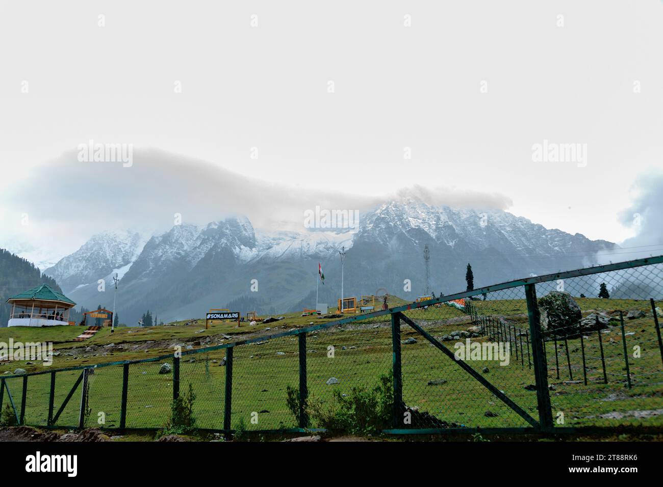 Montagne enneigée dans la station de colline de Sonamarg au Jammu Cachemire inde. Banque D'Images