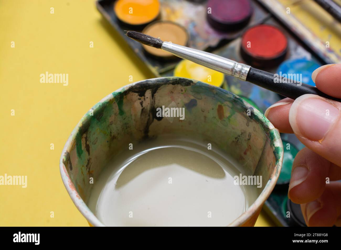 Peinture et dessin. Apprentissage de l'enfant en classe artistique Banque D'Images