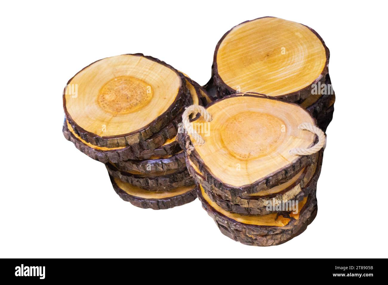 Morceau de bois rond isolé en coupe transversale avec un motif de texture d'anneau de bois et de fissures Banque D'Images
