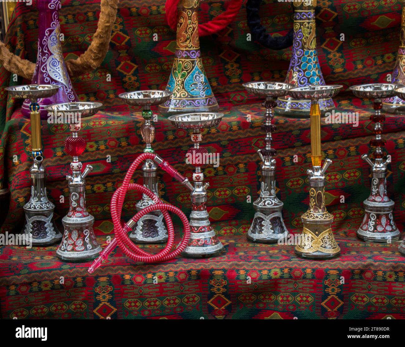 Groupe de pays d'hookahs placés de différentes couleurs sur une étagère Banque D'Images