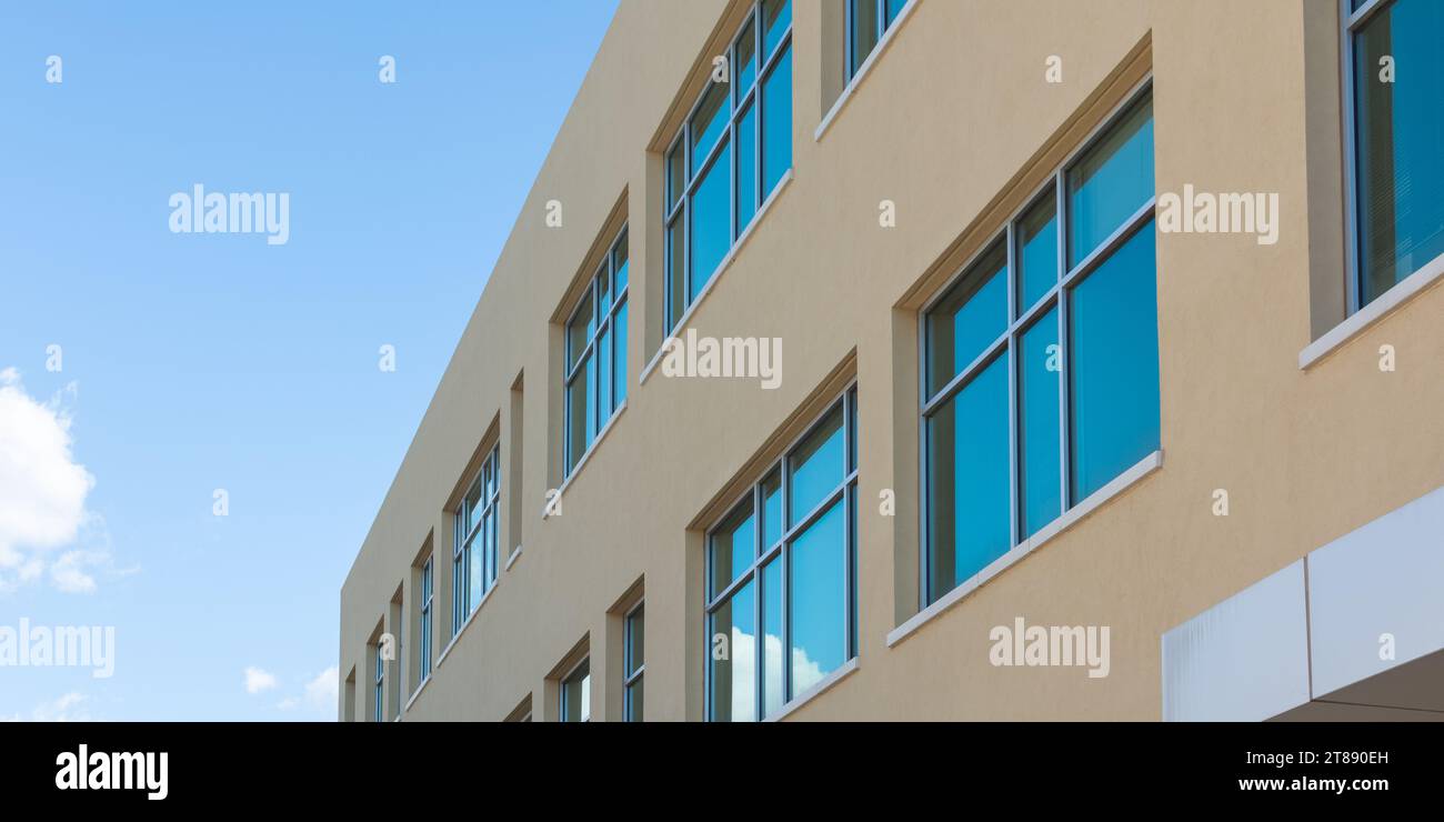 Un extérieur de bâtiment moderne avec ciel. Banque D'Images