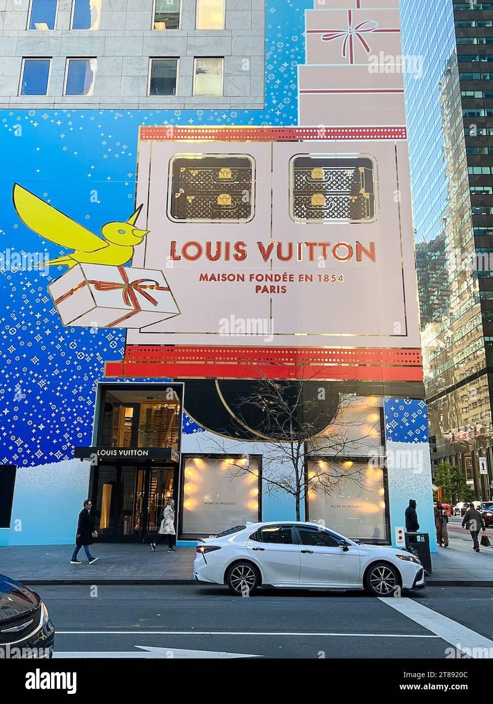 New York, États-Unis. 02 novembre 2023. Un magasin Louis Vuitton est vu au coin de la 57e rue et de la 5e Avenue à New York le 2 novembre 2021. Selon la presse, LVMH, la société mère de Louis Vuitton, prévoit un nouveau bâtiment à l’angle nord-est de la Cinquième Avenue et de la 57e rue est, qui deviendra un nouveau fleuron de Louis Vuitton. (Photo de Samuel Rigelhaupt/Sipa USA) crédit : SIPA USA/Alamy Live News Banque D'Images