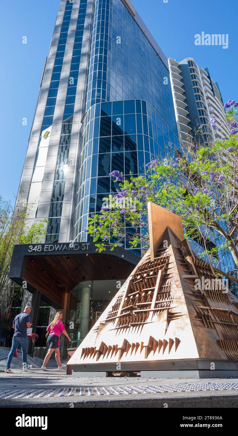 Deux piétons de la ville marchant entre art et architecture sur un beau ciel bleu sans nuages sur Edward Street dans le centre-ville de Brisbane, Banque D'Images