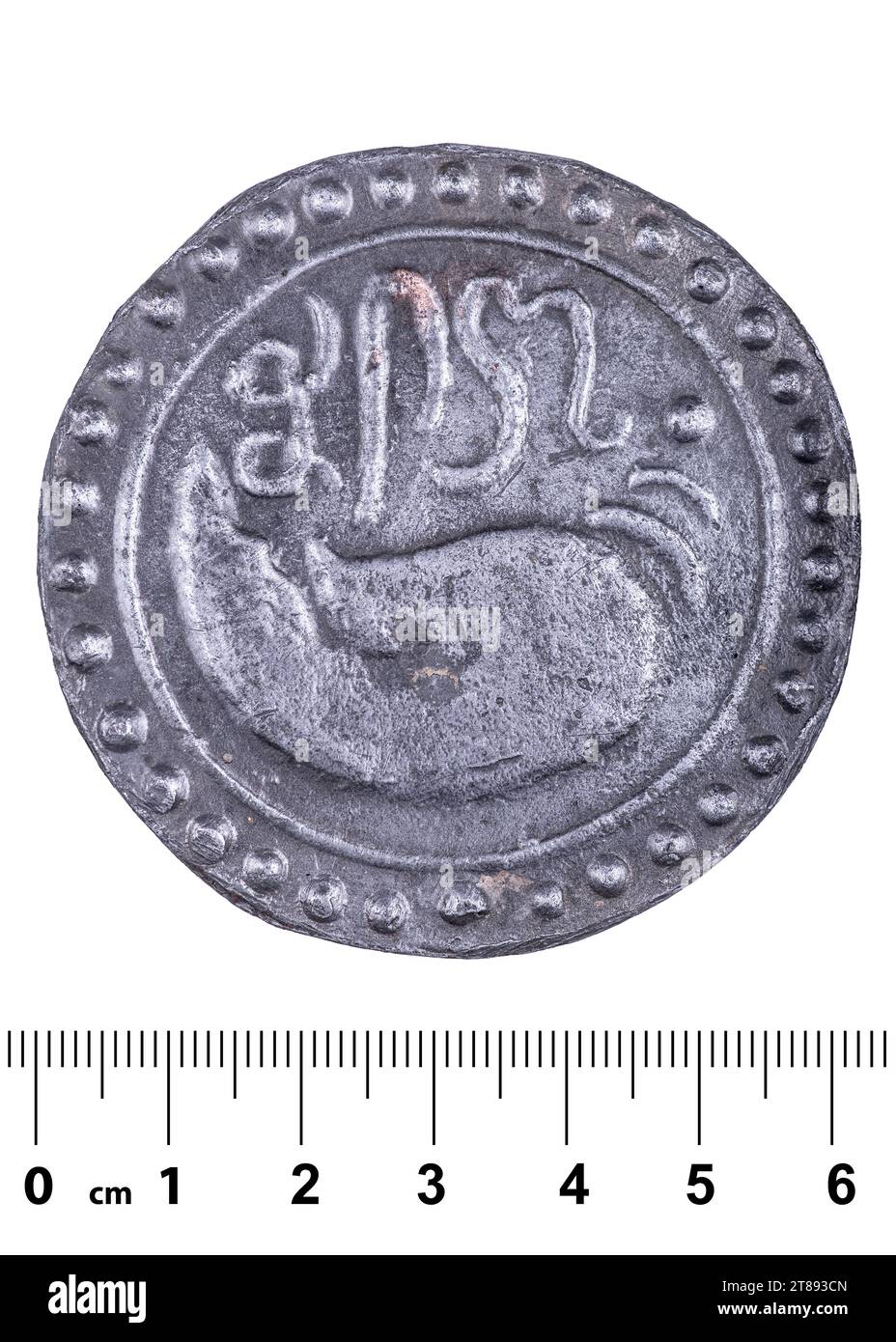 Une ancienne pièce de monnaie du royaume de Funan avec une image d'une coquille et une inscription dans une langue oubliée ancienne. Avers. Isolé sur blanc Banque D'Images