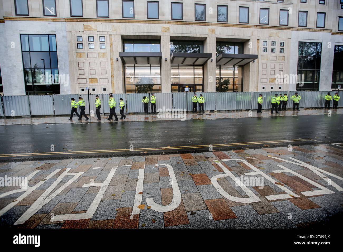 Londres, Royaume-Uni. 18 novembre 2023. Les policiers font preuve d'une grande présence devant le QG de Shell près du London Eye. Il suffit d'arrêter la marche du pétrole à travers Londres pour souligner la nécessité de changer la façon dont nous dépendons du pétrole et du gaz pour l'énergie. Ils soutiennent que le temps presse pour la planète et que le changement immédiat des combustibles fossiles est nécessaire. Ils affirment que le gouvernement emprisonne les manifestants pacifiques et protège les vrais criminels, les récompensant en autorisant plus de 100 nouveaux projets pétroliers et gaziers. (Photo Martin Pope/SOPA Images/Sipa USA) crédit : SIPA USA/Alamy Live News Banque D'Images