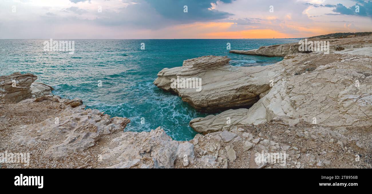 Coucher de soleil sur White Cliffs Beach près de Limassol. Chypre Banque D'Images