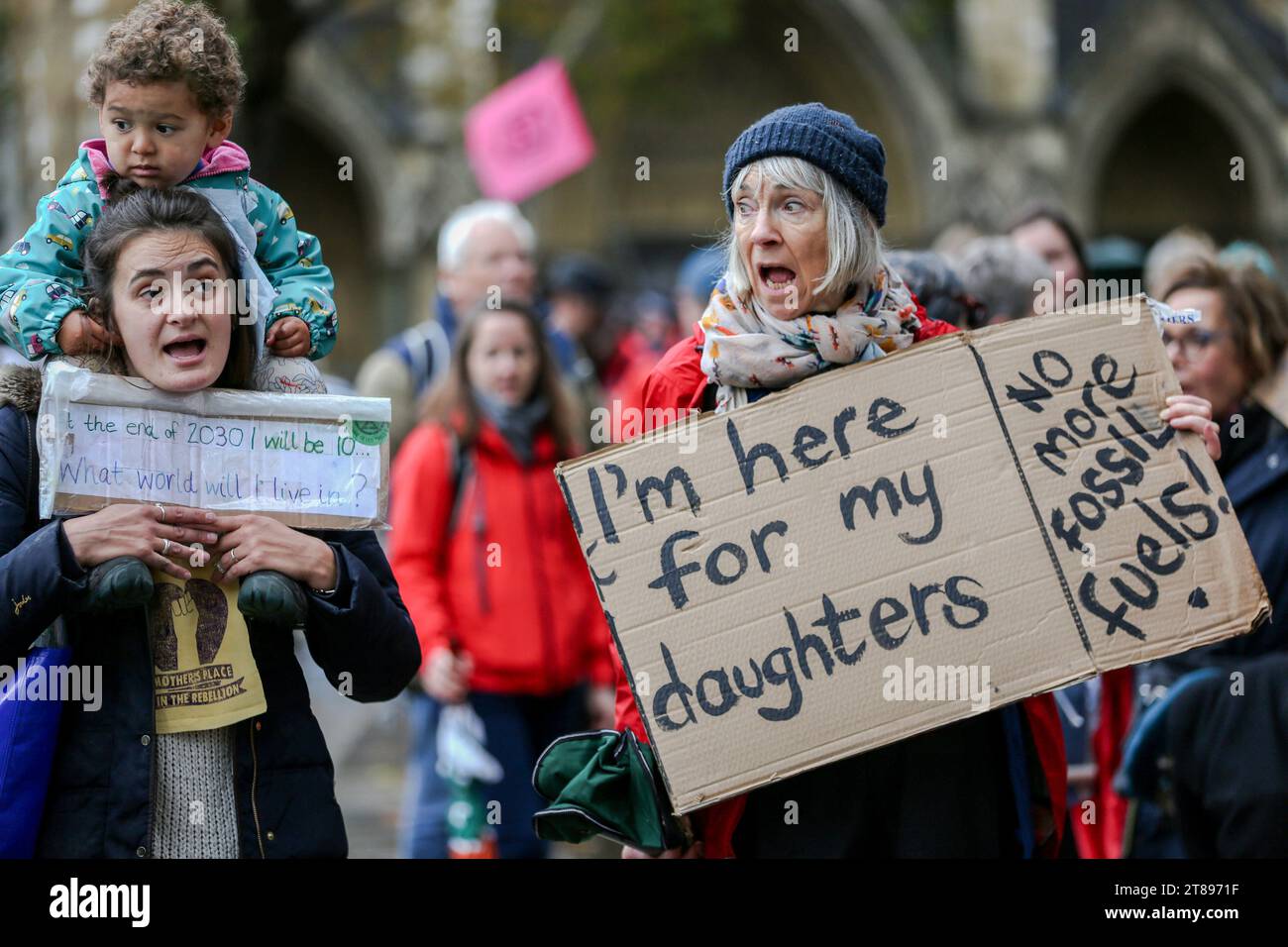 Londres, Royaume-Uni. 18 novembre 2023. Une mère et son fils se joignent à d'autres manifestants avec des pancartes soutenant leur cause. Les familles des partisans de extinction Rebellion (XR) se réunissent pour souligner la nécessité de changer la façon dont nous dépendons du pétrole et du gaz. Ils soutiennent que notre dépendance au pétrole et au gaz compromet un avenir sûr pour des milliards d'enfants dans le monde et que le temps presse pour la planète. Crédit : SOPA Images Limited/Alamy Live News Banque D'Images