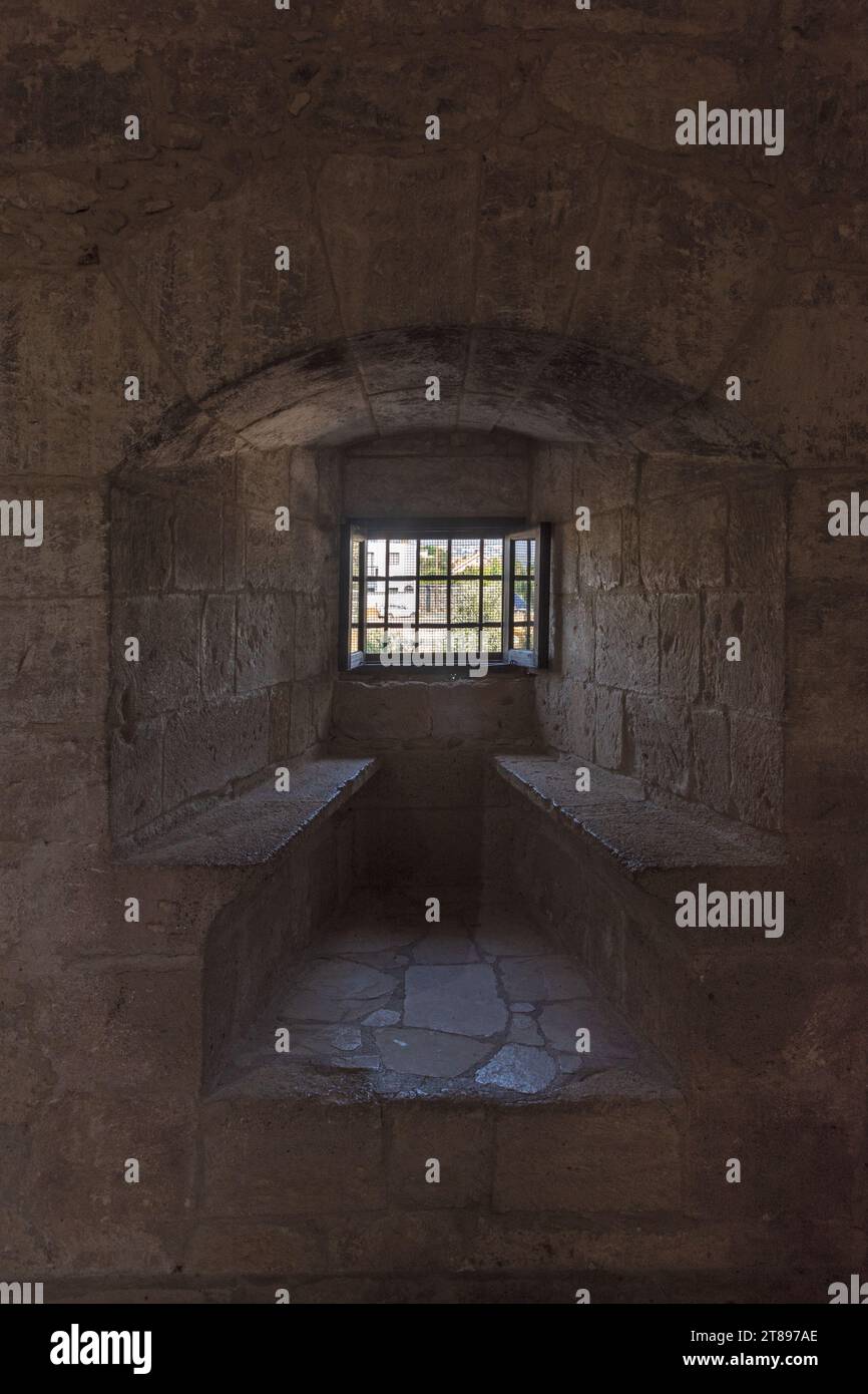 L'intérieur du château médiéval de Kolossi avec une fenêtre et des bancs de pierre (Chypre). Banque D'Images