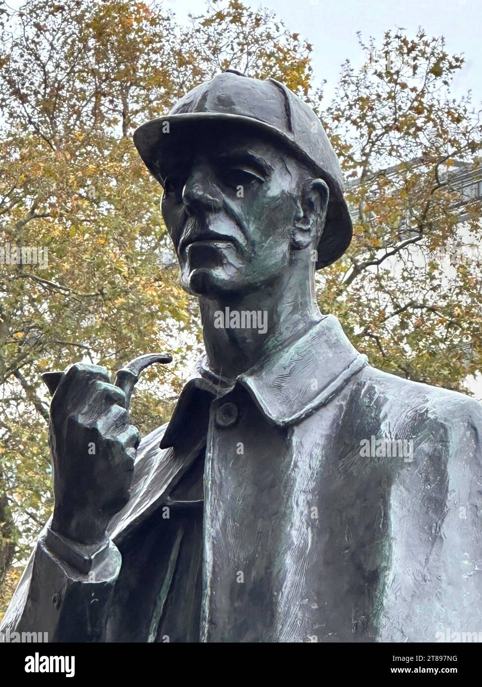 Londres, Royaume-Uni. 16 novembre 2023. Une statue pour Sherlock Holmes (à dpa : 'le plus célèbre Britannique qui n'a jamais vécu : Sherlock Holmes 'mort' depuis 130 ans') crédit : Benedikt von Imhoff/dpa/Alamy Live News Banque D'Images