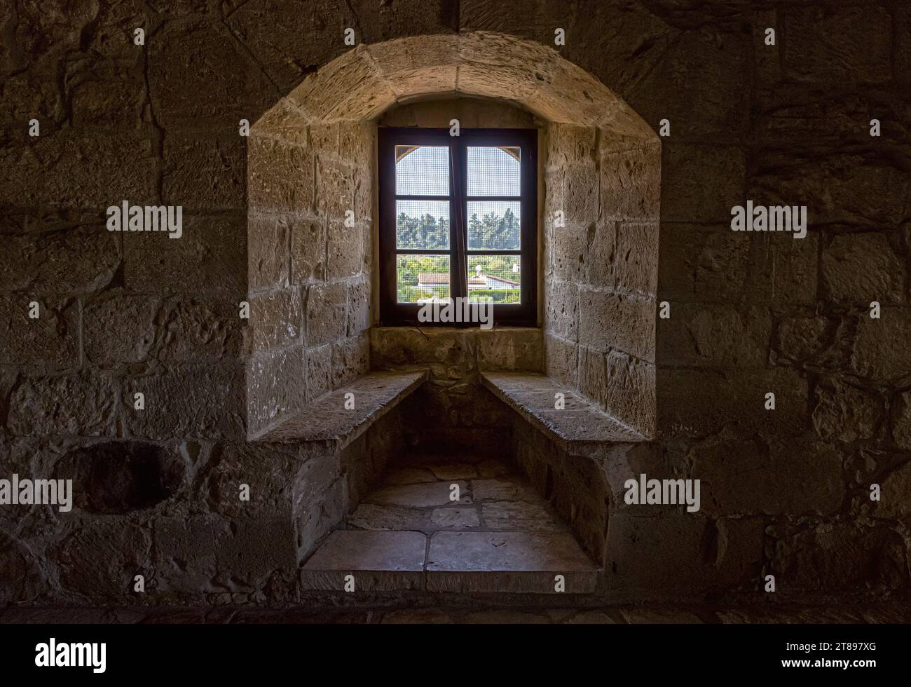 L'intérieur du château médiéval de Kolossi avec une fenêtre et des bancs de pierre (Chypre). Banque D'Images
