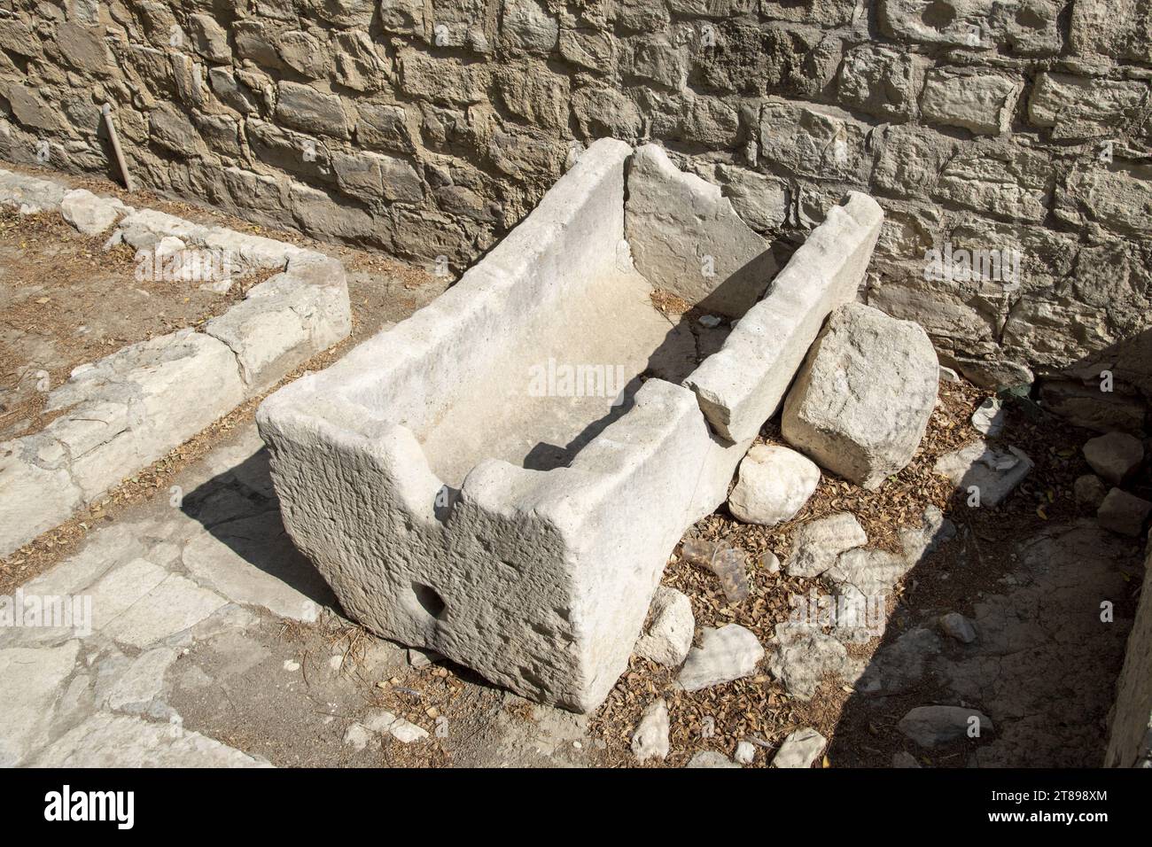 Bain de marbre dans la cour du château médiéval de Kolossi (Chypre). Banque D'Images